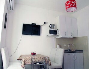 Refrigerador, microondas, placa de cocina, cafetera/tetera