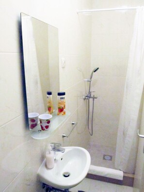 Ducha, secador de pelo, toallas, jabón