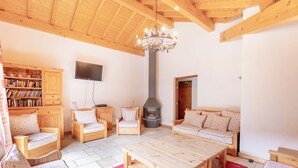 Una sala de estar acogedora con muebles de madera, una chimenea y una estantería.