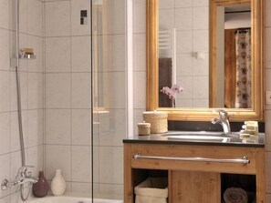 Habitación cuádruple familiar | Wifi gratis y ropa de cama