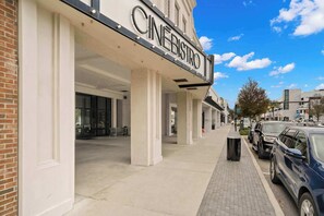 Cinebistro, jossa on moderni julkisivu, suuret ikkunat ja avoin näkymä taivaalle.