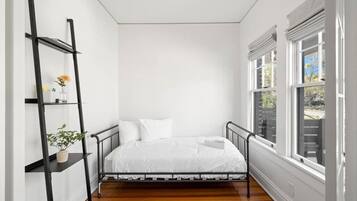 2 bedrooms, desk, iron/ironing board, WiFi