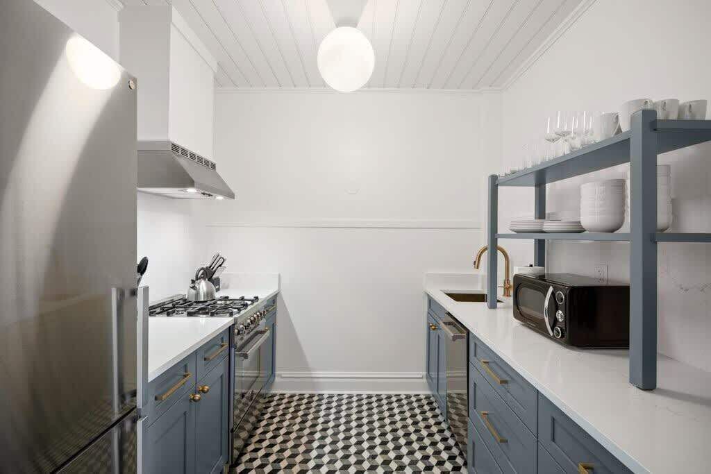 Een koffiezetapparaat/waterkoker, een koelkast, een magnetron, een oven