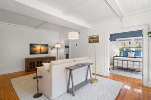 1 habitación, escritorio, tabla de planchar con plancha y wifi 