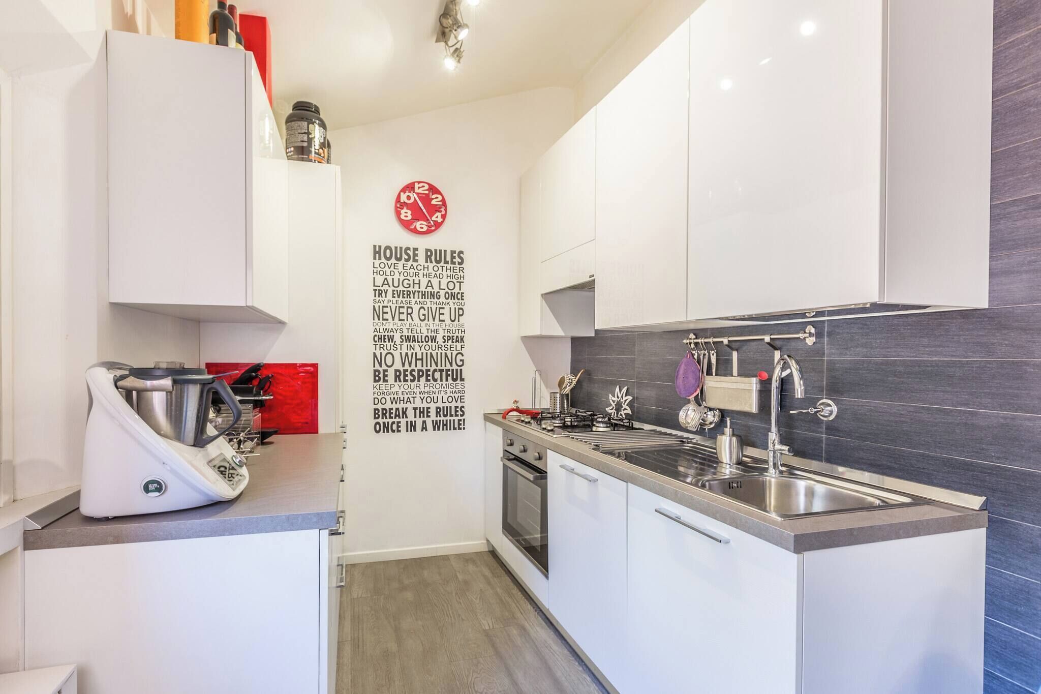 Een koffiezetapparaat/waterkoker, een koelkast, een magnetron, een oven