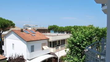 Quadrupla Standard | Copriletto in piuma, una cassaforte in camera, una scrivania