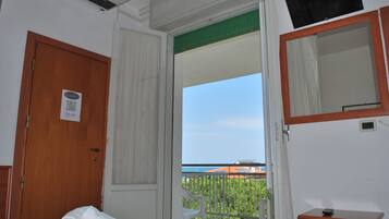 Habitación triple estándar | Edredón, caja de seguridad en la habitación y escritorio
