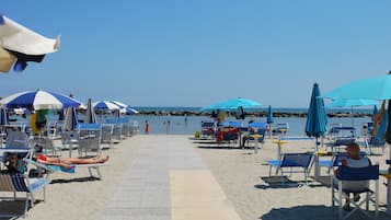 Sulla spiaggia, sabbia bianca