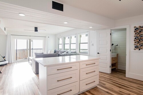 Completely Renovated Modern Condo On the Water Sandcastle 6A