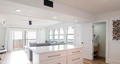 Completely Renovated Modern Condo On the Water Sandcastle 6A