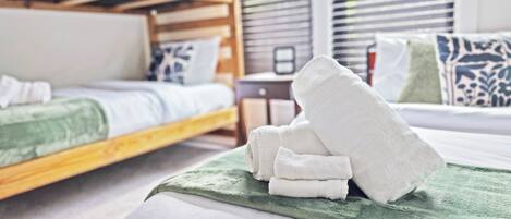 4 makuuhuonetta, työpöytä, silitysrauta/-lauta, ilmainen Wi-Fi