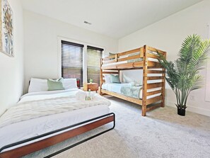 4 makuuhuonetta, työpöytä, silitysrauta/-lauta, ilmainen Wi-Fi