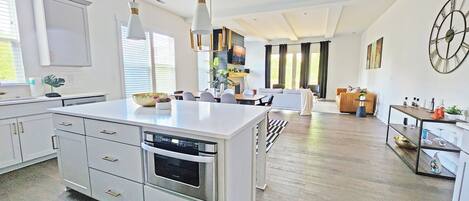 Réfrigérateur, four à micro-ondes, un four, surface de cuisson