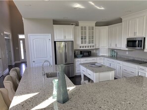 Fridge, microwave, oven, stovetop - Coastal Club * 5BR King Fisher. Model Luxury House * Sleeps 12 (Lewes)