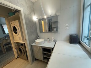 Haartrockner, Handtücher, Seife, Shampoo