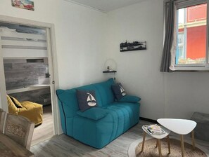 Fernseher, Kamin, DVD-Player, Bücher