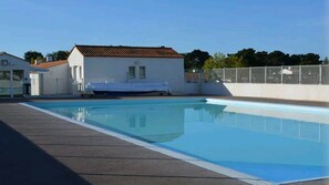 Alberca al aire libre y alberca climatizada