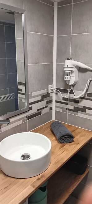 Regadera y secadora de cabello 