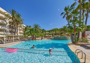 A swimming pool with people, palm trees, and a building with balconies. - Intelier Rosella Hotel by Intelier Hotels & Suites (Sant Llorenc des Cardassar)