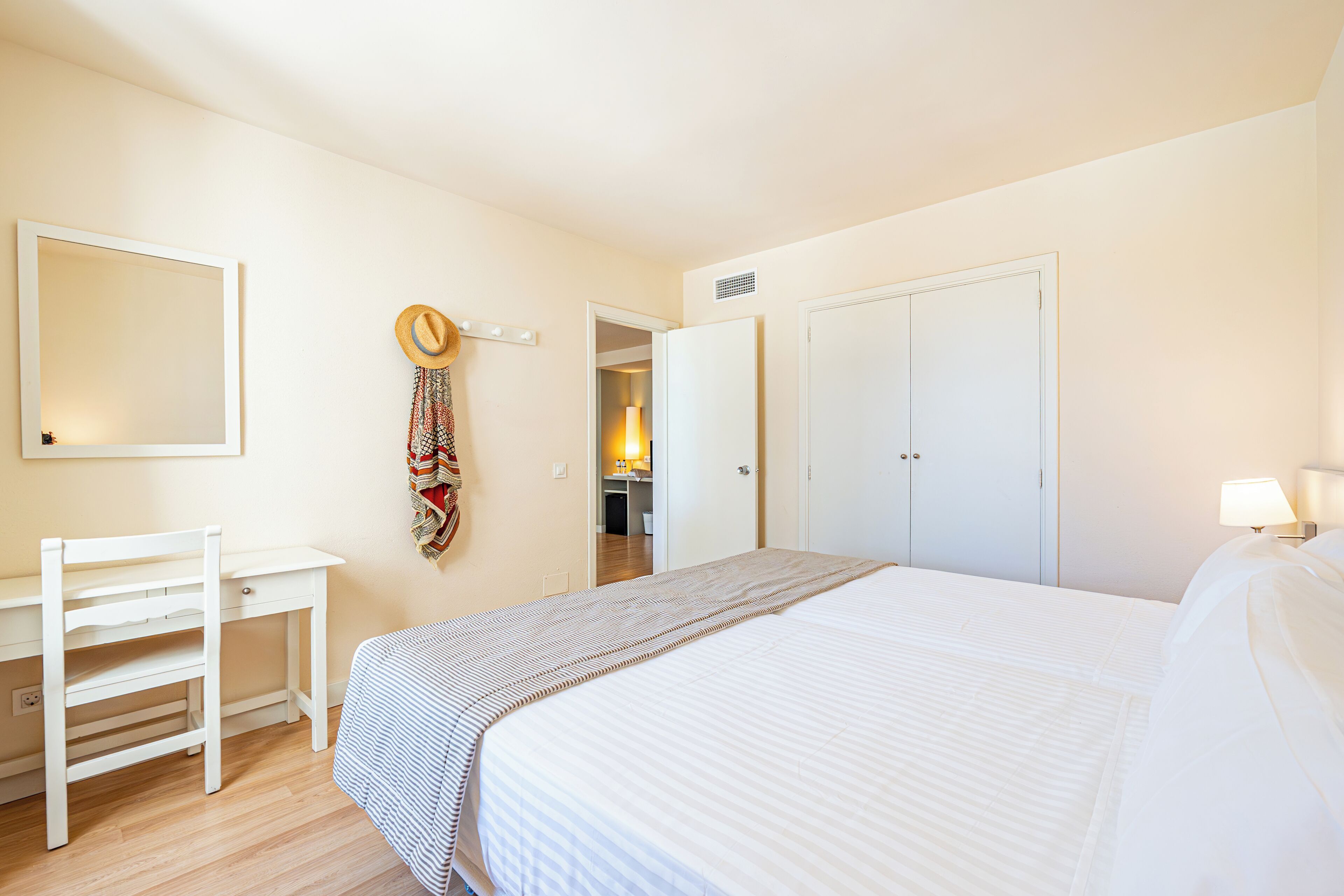 Minibar, in-room safe, desk, WiFi (free)