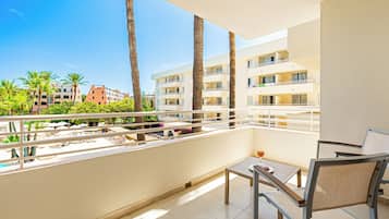 Junior suite, 2 eenpersoonsbedden, terras, uitzicht op zwembad | Terras