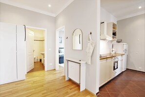 Fridge, oven, stovetop, coffee/tea maker