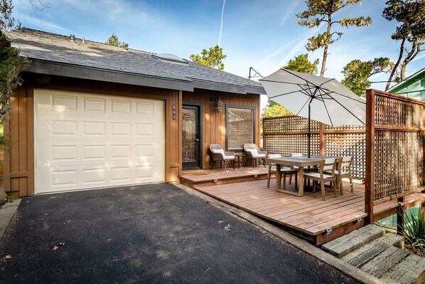 Outdoor dining - Worcester Lodge : 2 BR, 2 BA House in Cambria, Sleeps 4 (Cambria)