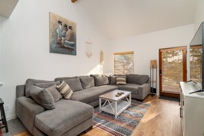 Smart TV - Worcester Lodge : 2 BR, 2 BA House in Cambria, Sleeps 4 (Cambria)