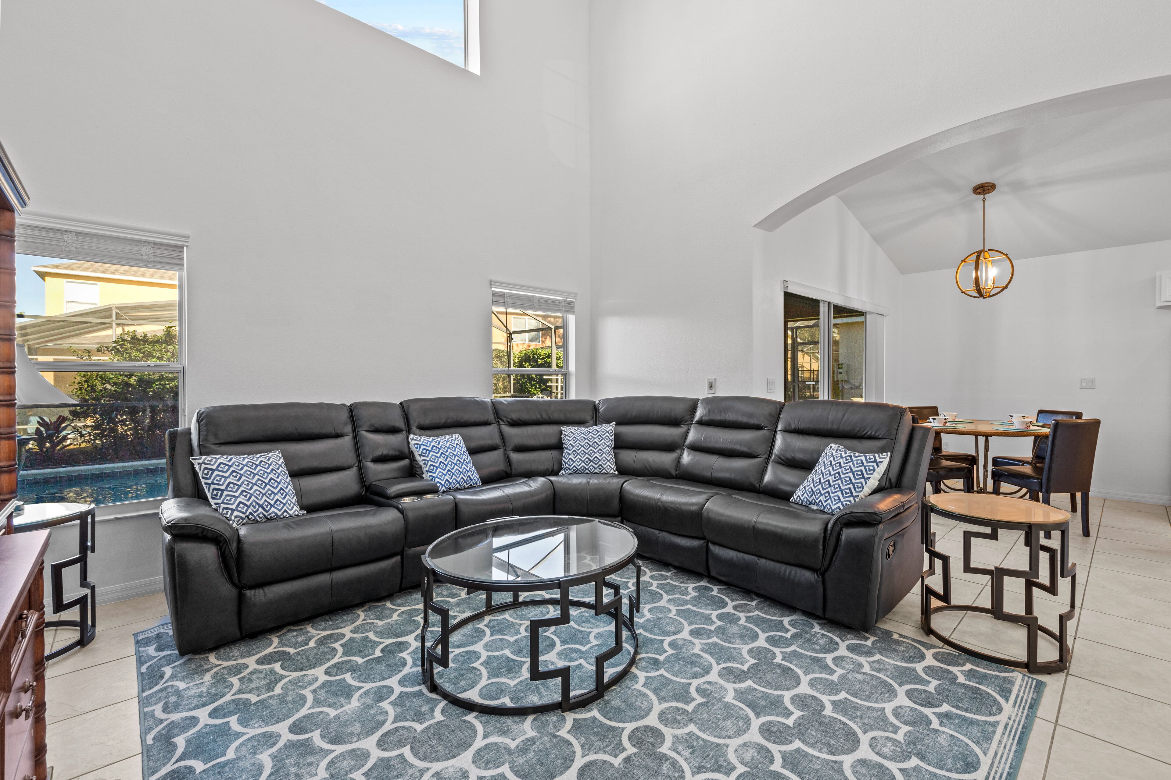 Een 40-inch flatscreentelevisie met kabelzenders en een televisie