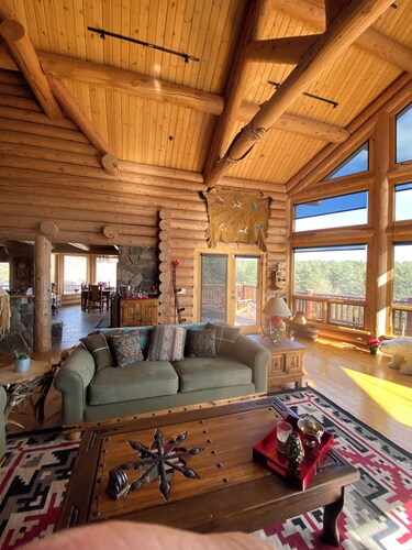 Gorgeous Log Cabin estate with hot tub, views, privacy and sauna !
