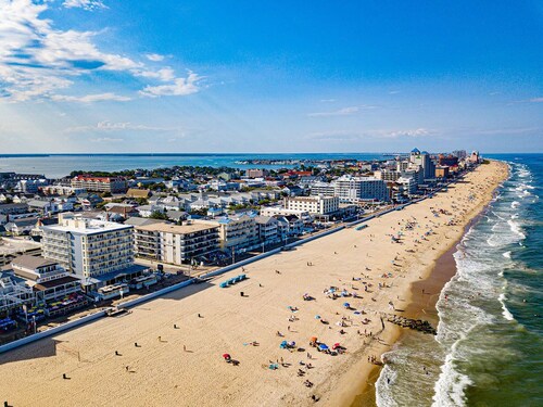 Beautiful 1 BR Unit on the Boardwalk with a Pool!!