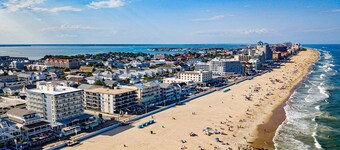 Beautiful 1 BR Unit on the Boardwalk with a Pool!!