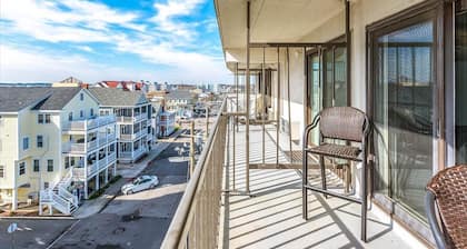 Beautiful 1 BR Unit on the Boardwalk with a Pool!!