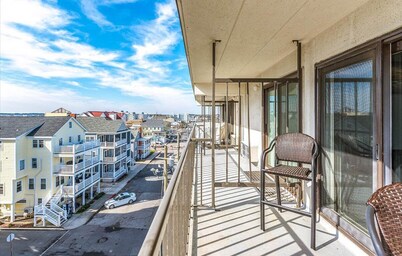 Beautiful 1 BR Unit on the Boardwalk with a Pool!!