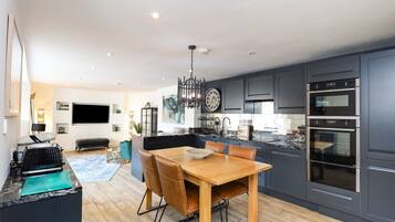 Fridge, oven, dishwasher, coffee/tea maker