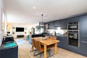 Fridge, oven, dishwasher, coffee/tea maker - The Cove is located on the seafront in the desirable village of Seaview. (Seaview, Ryde)