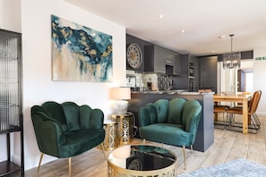 Interior - The Cove is located on the seafront in the desirable village of Seaview. (Seaview, Ryde)