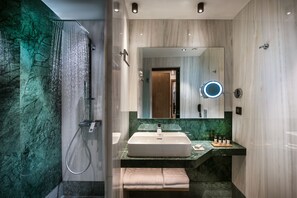 Deluxe kamer | Badkamer | Een douche, een regendouche, gratis toiletartikelen, een haardroger