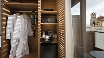 Grand Deluxe Room | Egyptian cotton sheets, premium bedding, pillowtop beds, minibar
