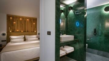 Avant Garde Room | Phòng tắm | Buồng tắm vòi sen, vòi sen phun mưa, đồ dùng nhà tắm miễn phí