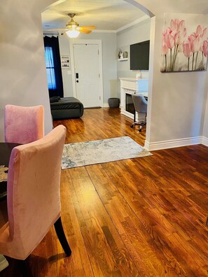 Smart TV, fireplace, books, stereo - Charming home - Downtown area (Enid)