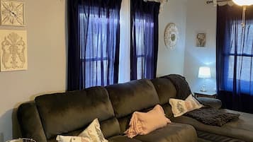 Smart TV, lareira, livros, aparelho de som