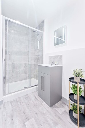 Dusche, kostenlose Toilettenartikel, Haartrockner, Handtücher