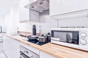 Kjøleskap, mikrobølgeovn, ovn og kokeplater