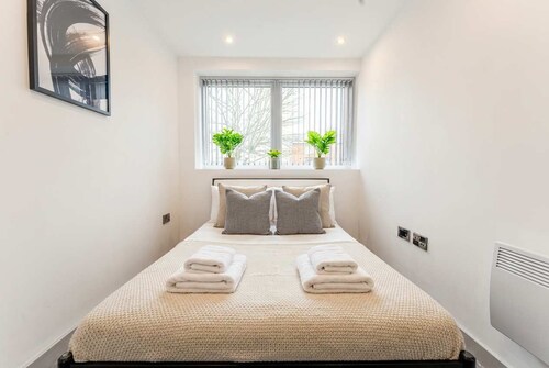 Chic 1BR Central Apartment Minutes to Station