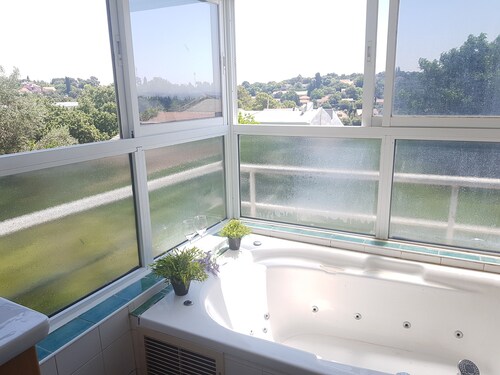 A spacious Galilean villa -private yards,pampering jacuzzi,Country pool opposite