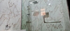 Standard-Apartment | Badezimmer