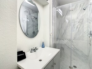 Dusche, Haartrockner, Handtücher, Seife