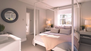 5 bedrooms, iron/ironing board, travel cot, free WiFi - Moonwood House - Welcome to country living at its very finest. (Beaulieu)