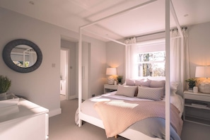 5 bedrooms, iron/ironing board, travel cot, free WiFi - Moonwood House - Welcome to country living at its very finest. (Beaulieu)